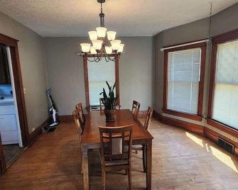 Family Shoreline Hideaway - Ortonville - Dining room