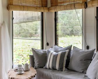 The Boathouses at Leaves & Fishes - Lovedale - Вітальня