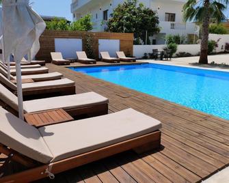 Kuburi Hotel - Ksamil - Pool