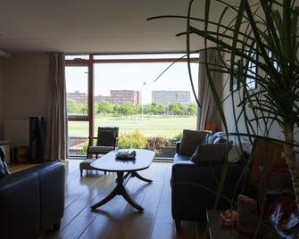 Group travel in a Tranquil Townhouse! - Oud-Zuilen - Living room
