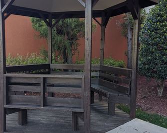 Concord Suites by IHG - Concord - Patio