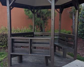 Concord Suites by IHG - Concord - Patio