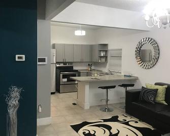 Cozy 4 Bdrm 2Bath Home close to Design District, Wynwood #ArtBasel #MiamiBeach - Miami - Kitchen