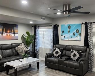 Luxury Basement Apartment with Private Access. - Provo - Living room