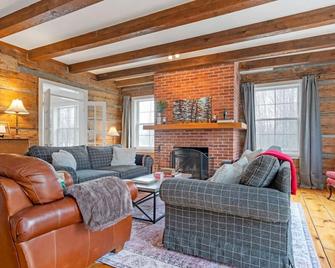 Malcom Cottage · Stunning 6 Bedroom Chalet In Beaver Valley! - Markdale - Living room