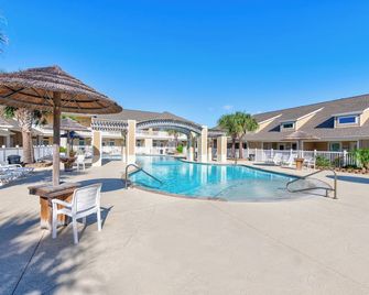 Pet-Friendly Getaway Retreat with Heated Pools and Steps to the Beach - Corpus Christi - Piscina