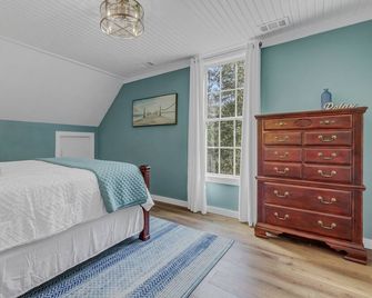 Private Creek Retreat w/ king suite, firepit, kayaks - Reedville - Bedroom