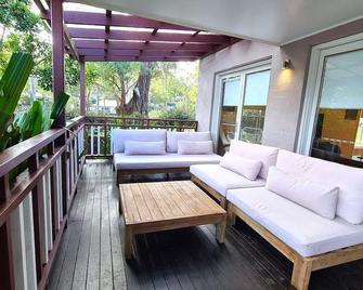 Stay At Raffertys Resort - Cams Wharf - Balcón