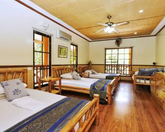 Noni's Resort - Batangas City - Schlafzimmer