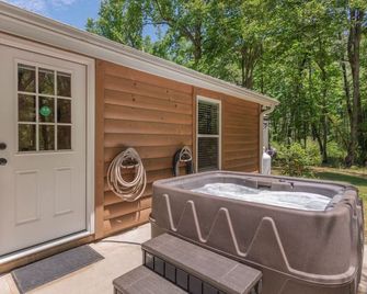 Modern Cabin in the Woods with Hot Tub - Travelers Rest - Patio