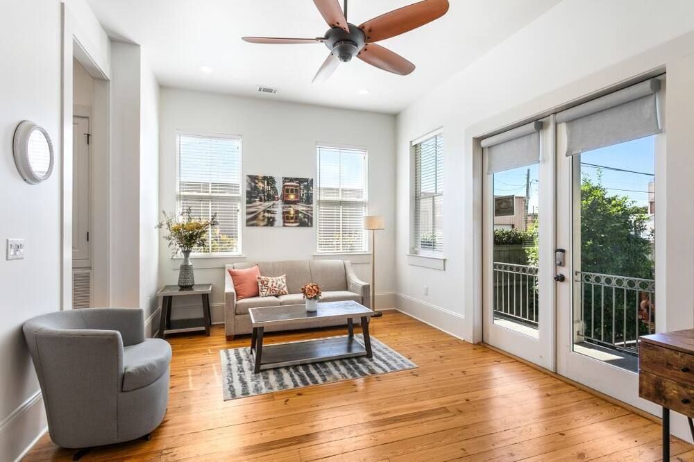 Spacious 3BR Garden District Home w Pool & Balcony - ניו אורלינס - סלון
