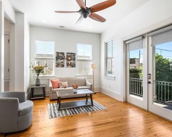 Spacious 3BR Garden District Home w Pool & Balcony - ניו אורלינס - סלון