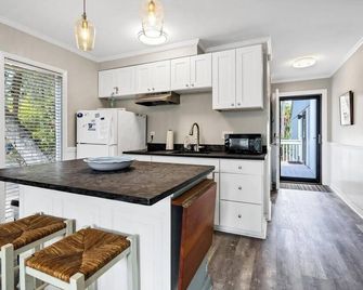 A Room With a View-1 BR Efficiency Condo Close to Everything. - Edisto Island - Kitchen
