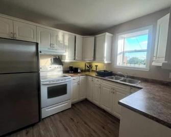 2 Bedroom Downtown and near Waterfront - Cornwall - Kitchen