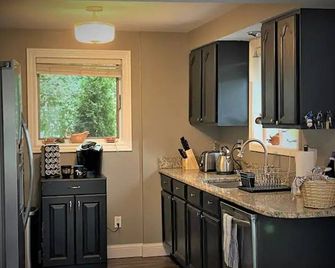 Cozy Black River Cottage with Private Dock and Boat Hoist-Sleeps 6 - Port Huron - Küche