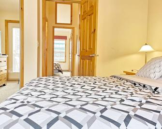 Welcome to Banff, 2 Bedroom & 2 Bathroom townhouse - Harvie Heights - Bedroom