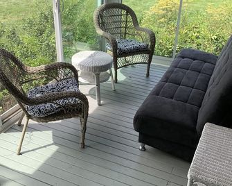 Little Compton: Sweeping ocean view, 5min walk 2 beach, big yard w/ patio, 4 BRs - Little Compton - Balcony