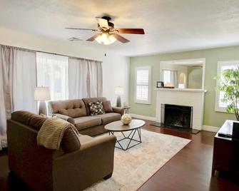 Destination Downtown Lodi - Lodi - Living room