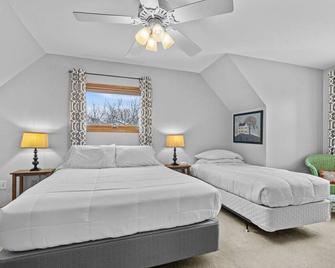 Luxury Home, Hot tub, Game Rm, Sauna, Near trails - Houghton