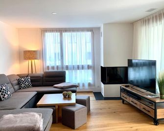 Montanas - Luxuswohnung mit Kamin - Nahe Caumasee & Talstation - Flims - Wohnzimmer
