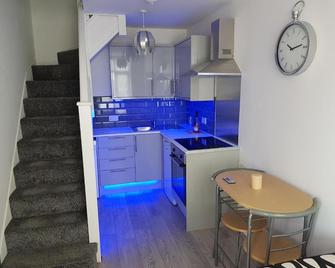 Webb place 2 bedroom apartment ! - Croydon - Kitchen