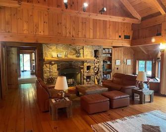Private Adirondack Paradise - Luxury Home in heart of the Adirondacks - Blue Mountain Lake - Sala de estar