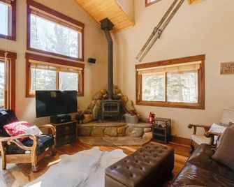 Rustic Mountain Sanctuary on 2 Acres w/ Deck! - Alma - Living room