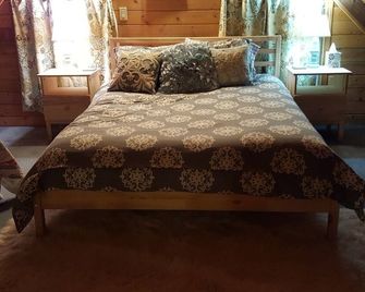 Enjoy a Relaxing Weekend in the Woods at Shady Maple Cottage - Hoodsport - Bedroom