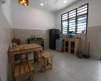 Modern , Spacious Gambang Ump 18 Guest House - Gambang - Keuken