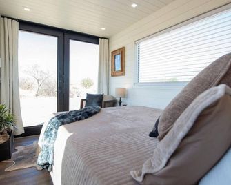 New The Cowboy Boots-Shipping Container Home - Alpine - Schlafzimmer