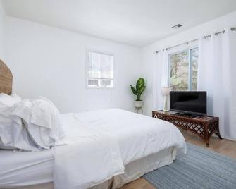 Spacious multiples bedroom house in enchanting Calverton with WiFi, AC - Calverton - Bedroom