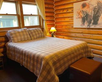 Cozy Creek Log Cabin - 2 Br 1 Ba with seasonal creek, fruit trees and wildlife - Darby - Bedroom