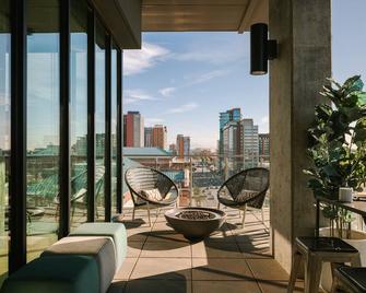 Sonder at Mill Ave | One-Bedroom Apartment w/ Juliet Balcony - Tempe - Balcón