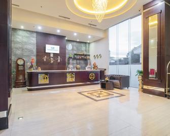 Continent Centrepoint Panakkukang - Makassar - Front desk