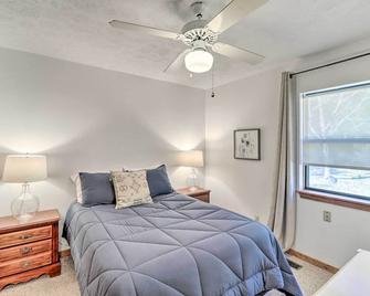Walk to White River Home with Deck in Flippin! - Gassville - Habitación