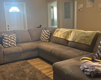 Serene 3-bedroom house with AC in charming San Salvador - Cockburn Town - Living room