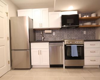 Newly Renovated Park Garden 1br Suite in Oakland’s Trestle Glen! - Oakland - Cocina