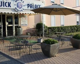 Hotel Quick Palace - Bourg Les Valence - Bourg-les-Valence - Patio