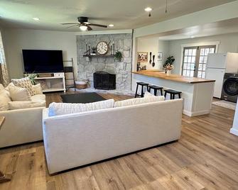 Renovated charming home close to Lee University! - Cleveland - Living room
