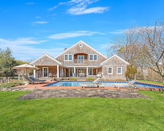 Newly Renovated 5-Bedroom Home South of Quogue Street - Quogue - Edificio
