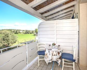Studio apartment in Villa with pool a few steps from the sea - Pozzallo - Balcony