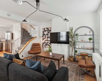 Corner Rowhome with Parking Sleeps 8 - Bala Cynwyd