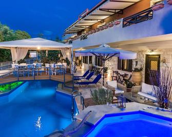 Dante's Maisonettes - Ammoudi - Piscina