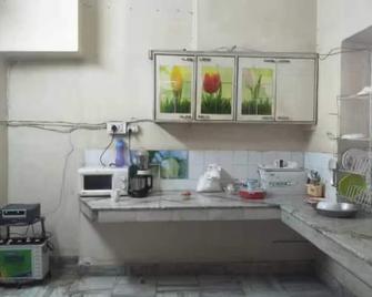 Relax at Kuckoo Villa – 3BHK Vacation Home with Garden in Heart of Jalandhar - Jalandhar - Küche