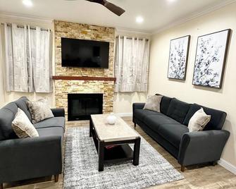 Spacious 4-bedroom with AC and WiFi in peaceful Fremont - Fremont - Living room