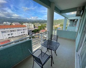 Joy Luxury Estate Kingston - Kingston - Balcón