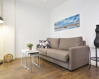 Uma Suites Barceloneta Beach - Barcelona - Wohnzimmer