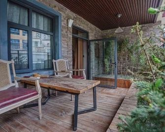 Yinianqi Oxygen Homestay (Domain Shop) - Lhasa - Patio