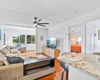 Cooee Bay Beach House - Yeppoon - Living room