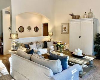 Charming 3 Bed Townhouse + Free Kayaks -Private Lake Access - Monument - Sala de estar